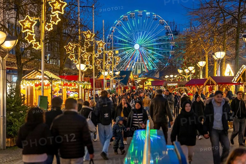 Christmas market in downtown Duisburg, Königstraße, Ferris wheel, North Rhine-Westphalia, Germany