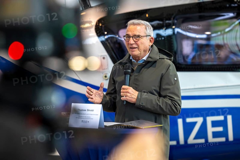 Baden-Württemberg is pooling its drone defence activities at the airport helicopter squadron. The new office is called the Baden-Württemberg Drone Competence and Defence Centre. Thomas Strobl (CDU, Minister of the Interior BW) in front of a police helicopter. Stuttgart, Baden-Württemberg, Germany