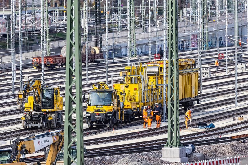 Rail construction crews with a work train. New parking station in Untertürkheim. As part of Stuttgart 21, train traffic is being reorganized. Among other things, 33 sidings are being built. Critical rail infrastructure with railroad tracks and overhead lines. Symbolic photo. Stuttgart, Baden-Württemberg, Germany