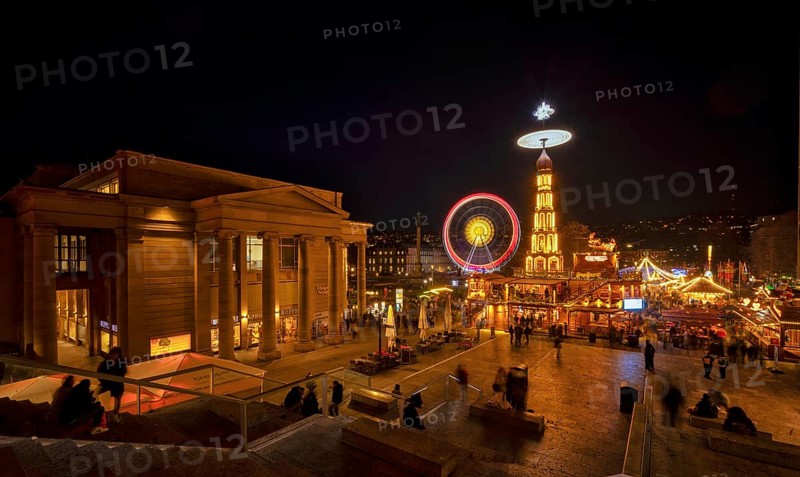 Night view, Christmas market with Christmas pyramid, Ferris wheel, New Palace, Schlossplatz, Königsbau, Christmassy, Stuttgart, Baden-Württemberg, Germany