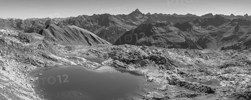 Mountain panorama over Laufbichlsee, behind it the Hochvogel, 2592m, Allgäu Alps, Allgäu, Bavaria, Germany
