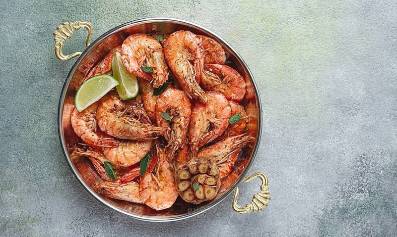 Fried king prawns, in shell, with spices, size 30/40, unpeeled shrimp, homemade, no people