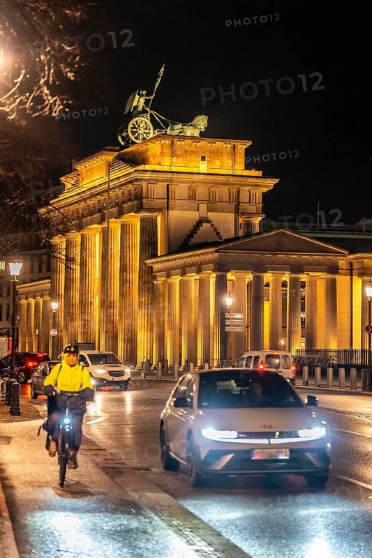 Evening traffic on Ebertstraße, on 18th March Square, Brandenburg Gate, Berlin, Germany