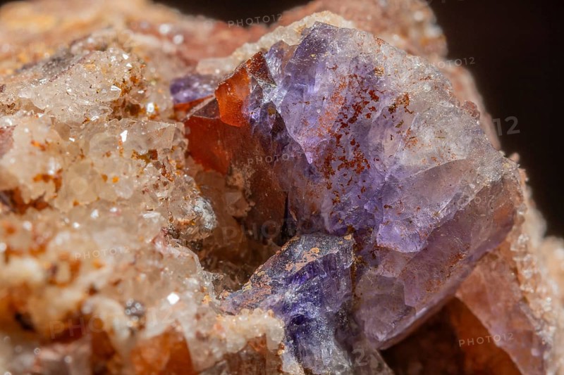 This scene shows a large rock fragment that contains quartz and fluorite crystals. Reflections and colors of minerals attract attention in the natural environment