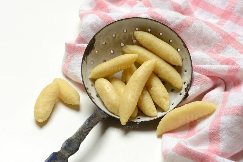Raw Schupfnudeln in Siebkelle, Nudelsorte, Germany