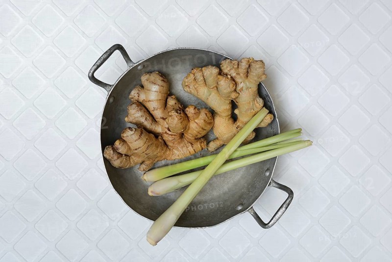 Ginger, ginger tubers and lemongrass with peel