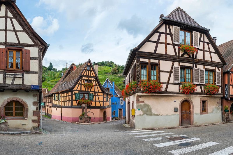 Half-timbered houses passing through Niedermorschwihr, Ellsass