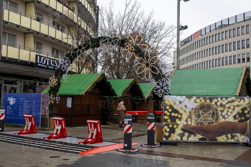 Ludwigshafen Christmas market: The market is fenced all around and secured with anti-terrorist barriers at the only entrance