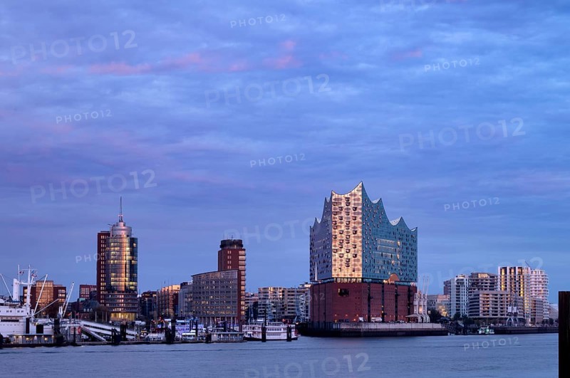 View over the Norderelbe to Elbe Philharmonic Hall, Elphie, Columbus House, Hafencity, Kehrwiederspitze, The Crown residential complex, Free and Hanseatic City of Hamburg, evening light, twilight, Germany