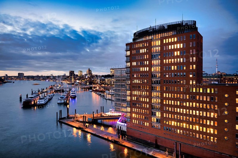 View of Landungsbrücken, Hafen, Kehrwiederspitze, GasChem Services GmbH, Sandtorkai, Hafencity, Free and Hanseatic City of Hamburg, twilight, evening, blue hour, Germany