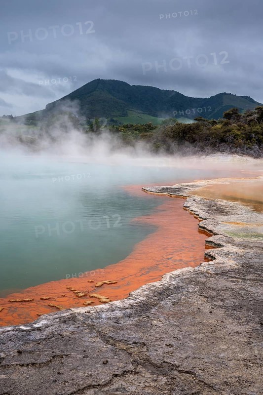 The champagne pool in the Waiotapu geothermal area (Wai-O-Tapu) . Waiotapu, Waikato, North Island, New Zealand