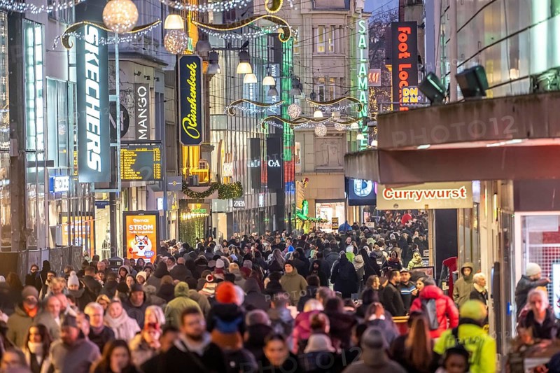The Westenhellweg in Dortmund, pedestrian zone, city center, busy shopping street in mid-November, North Rhine-Westphalia, Germany