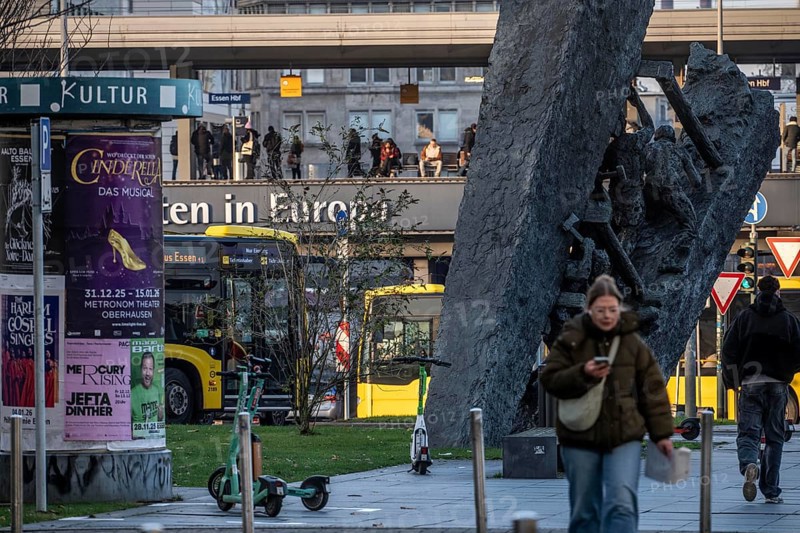 Downtown Essen, passers-by at Europaplatz, main train station, mining monument Steile Lagerung, North Rhine-Westphalia, Germany