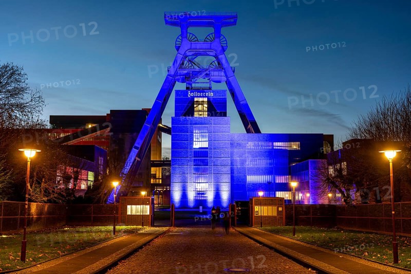 International Children's Rights Day, in addition buildings around the world are illuminated blue, over 60 in Germany, blue illumination for the worldwide action of the United Nations Children's Fund, UNICEF, here the UNESCO World Heritage Zeche Zollverein, the Doppelbock conveyor framework of Schacht XII, Essen, North Rhine-Westphalia