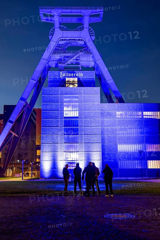 International Children's Rights Day, in addition buildings around the world are illuminated blue, over 60 in Germany, blue illumination for the worldwide action of the United Nations Children's Fund, UNICEF, here the UNESCO World Heritage Zeche Zollverein, the Doppelbock conveyor framework of Schacht XII, Essen, North Rhine-Westphalia