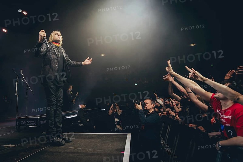 Singer Adam Gontier from Three Days Grace live on tour 25 at Berlin's Tempodrom on 19.11.2025