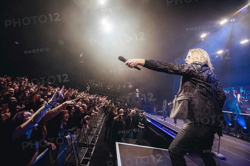 Singer Matt Walst from Three Days Grace live on tour 25 at Berlin's Tempodrom on 19.11.2025