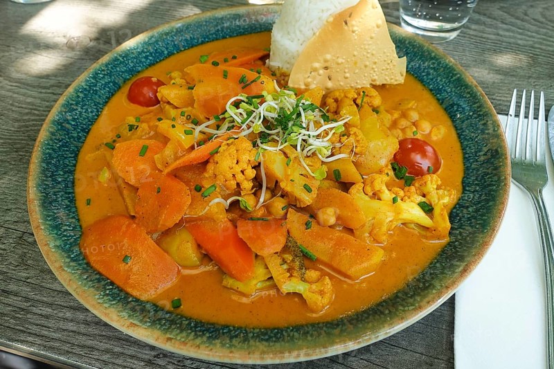 Asian cuisine, mixed vegetables, carrots, cauliflower, bamboo, cherry tomatoes, curry sauce, sprouts, vegan, vegetarian, healthy, main dish served on plate, food photography, Germany
