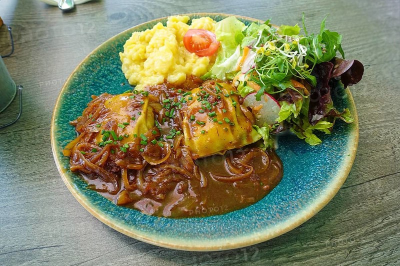 Swabian cuisine, ravioli with potato salad, gravy with onions, colorful salad, mixed salad side dish, main course served on plate, grandmother's cuisine, regional, home cooking, typical Swabian, traditional cuisine, food photography, Germany