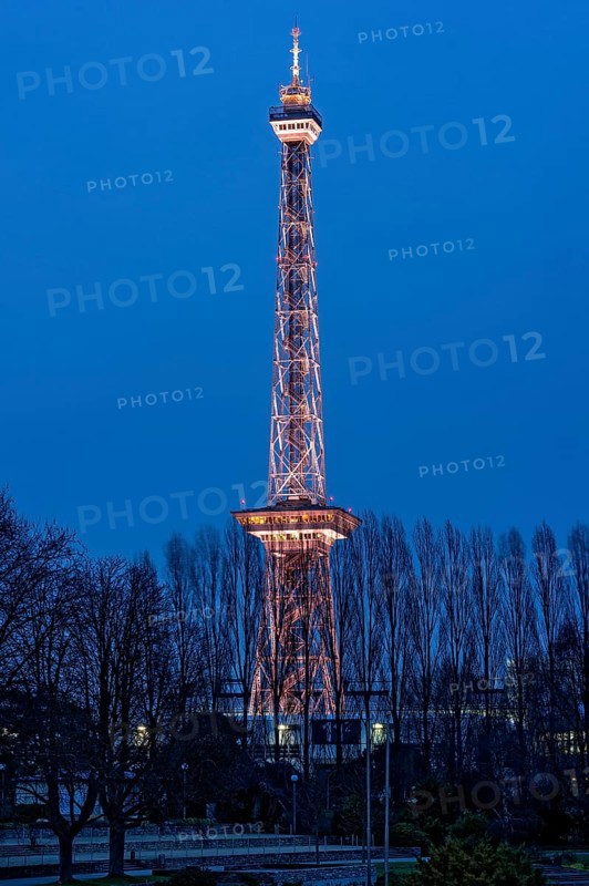 Red illuminated Berlin radio tower, half-timbered steel building by architect Heinrich Straumer, Langer Lulatsch, old radio tower, television tower, heritage-protected building, exhibition center, Messe Berlin, dusk, blue hour, Berlin, Germany