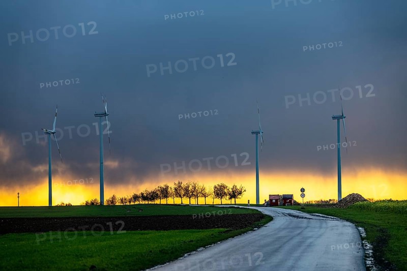 Königshovener Höhe onshore wind farm, on the A44 motorway near Bedburg, in front of the Jackerath triangle, autumn, sunset, recultivated open-cast mining site, Garzweiler open-cast lignite mine, operated by RWE and the city of Bedburg, North Rhine-Westphalia, Germany