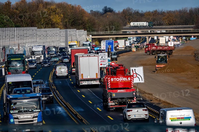 Motorway construction site, the A57 is extended to 6 lanes on the section between the Meerbusch interchange and the Oppum junction, traffic runs parallel to 2 narrowed lanes, Krefeld, North Rhine-Westphalia, Germany