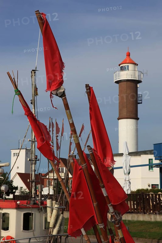 Timmendorf lighthouse on the island of Poel on the Baltic Sea, rigging and flags from a boat in the foreground, Northwest Mecklenburg district, Mecklenburg-Western Pomerania, Germany