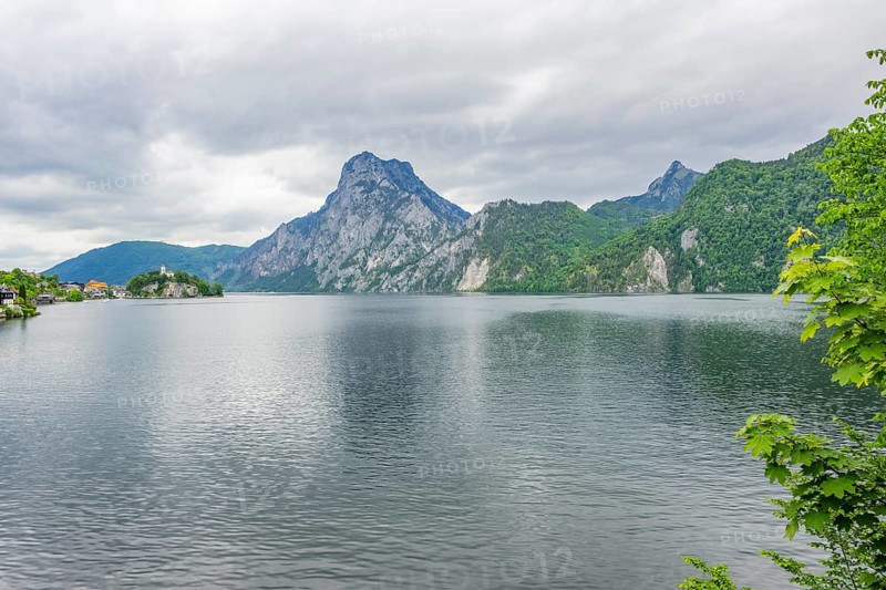 The village of Traunkirchen with the Johannesberg Chapel on Lake Traunsee, on the right the Traunstein summit, Traunkirchen, Salzkammergut, Austria