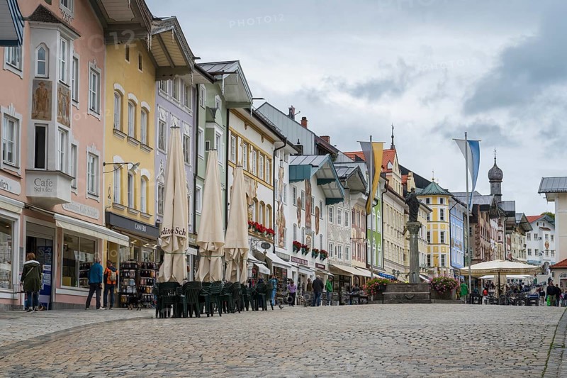 Gabelhäuser mit Lüftlmalerei in der Marktstraße, pedestrian zone, Altstadt, Bad Tölz, Upper Bavaria, Bavaria, Germany