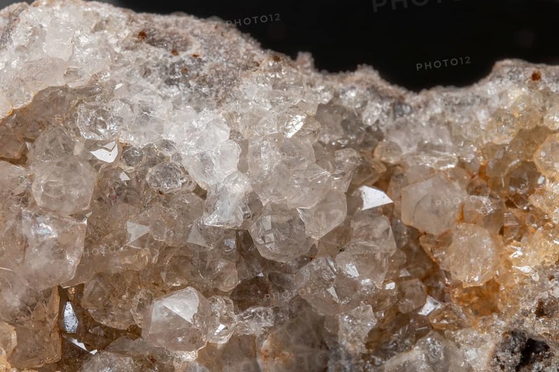 Vibrating quartz crystals mix with rock formations and capture light in a natural spring atmosphere. Geological diversity attracts the interest of enthusiasts