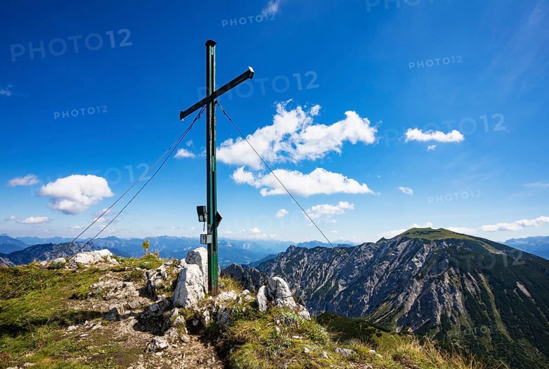 Summit cross on Braunedlkogel with view to Gamsfeld, Postalm, Osterhorn Group, Salzkammergut, State of Salzburg, Austria