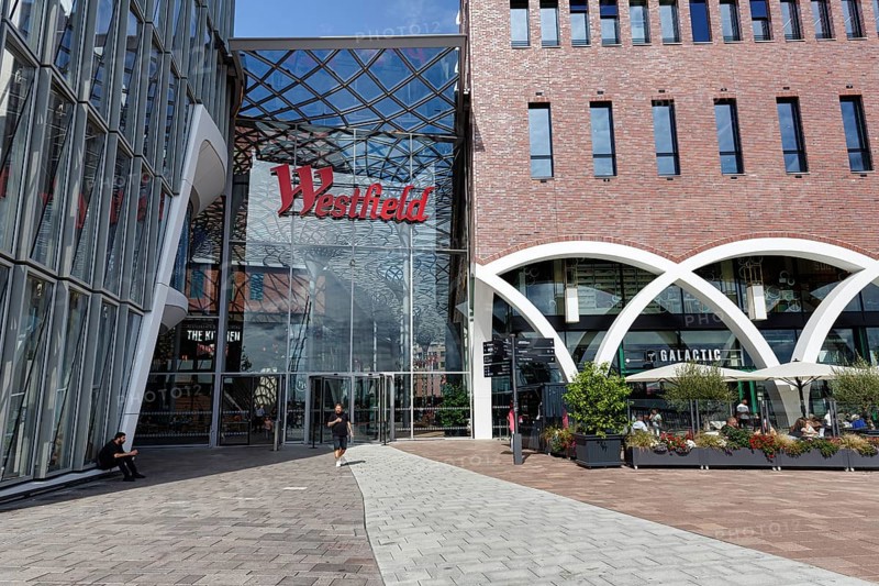 Westfield Überseequartier, shopping center, adventure center with passers-by, logo, lettering on glass façade, multifunctional complex, shopping, catering, living, offices, hotels, culture, entertainment, urban development, Elbe promenade, HafenCity, Hamburg, Germany