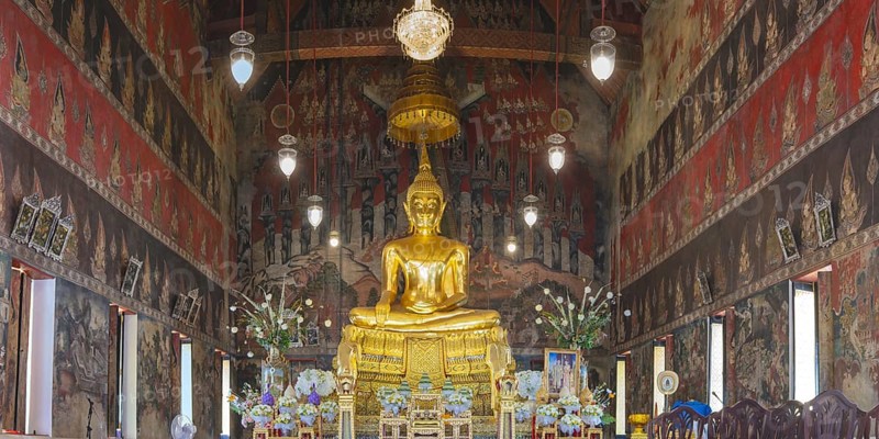 Golden Buddha statue with Bhumispara mudra, Buddha Gautama at the moment of enlightenment, ordination or main room with elaborate wall paintings (Ayutthaya or Thonburi style), Wat Suwannaram Ratchaworawihan (often abbreviated Wat Suwannaram or Wat Suwan), on the west side of Chao Phraya (Khlong Bangkok Noi) in Bangalore Kok-Noi, Bangkok, Tailandia