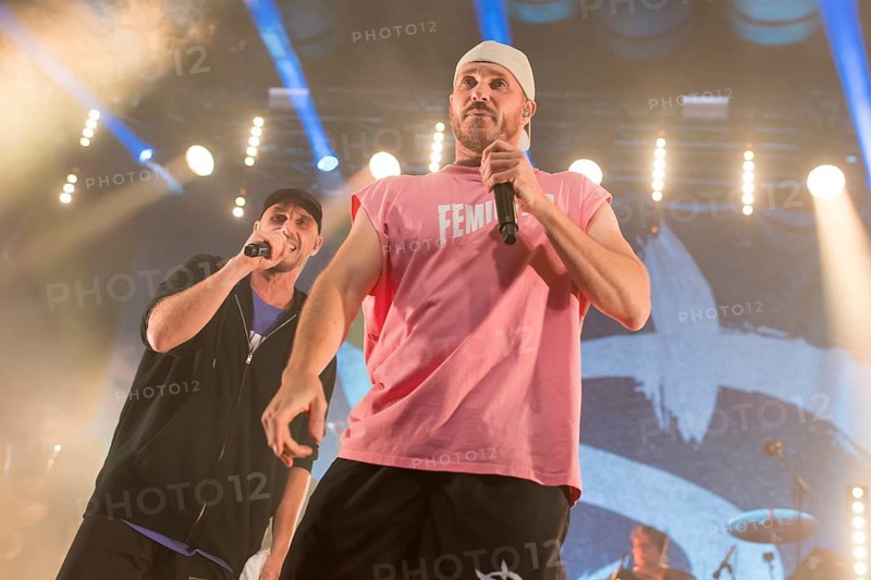 Carlito (Carlos Charlemoine) and Mal Élevé (Pablo Charlemoine), singers from Irie Révoltés live on Irieunion - Le Re-Tour pour une année! Tour in Berlin's Columbiahalle on 31.10.2025