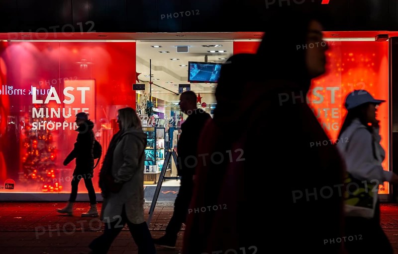 Full city center, shopping street, Kettwiger Straße pedestrian zone in Essen, shop window of a perfumery advertises with last minute sale offers, North Rhine-Westphalia, Germany