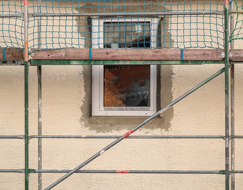 Energetic renovation of an apartment building, renovation of an old building, thermal insulation, new windows, scaffolding, Stuttgart, Germany