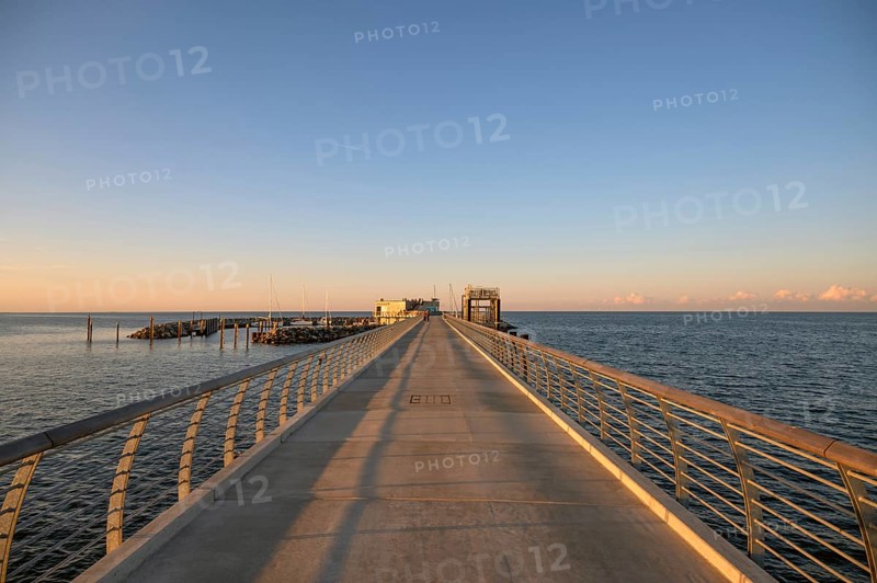 New 720 meter long pier in Prerow in the evening light, open since October 2024, Prerow, Darß, Mecklenburg-Western Pomerania, Germany