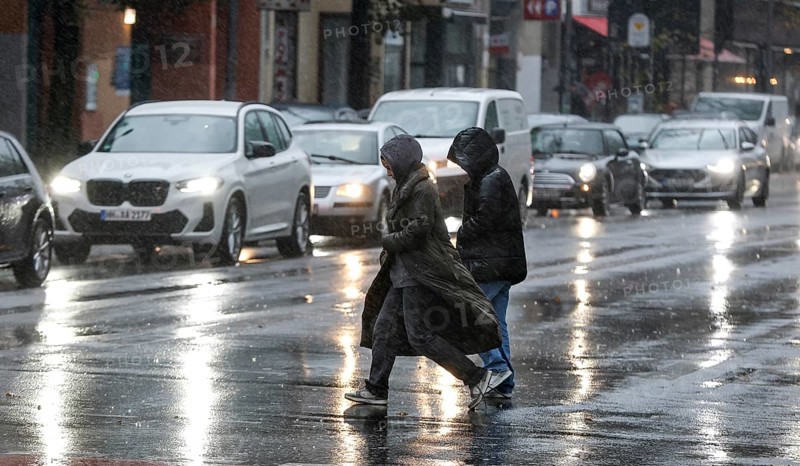 People in rain, Potsdamer Straße, Berlin, 30.10.2025, Berlin, Berlin, Germany