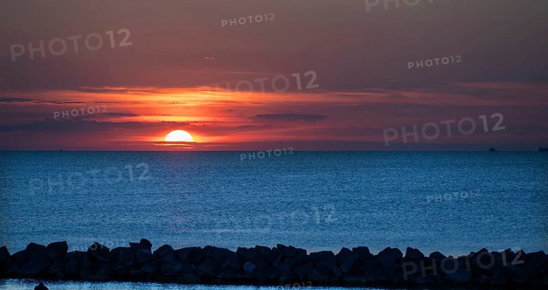 Sunset on the Baltic Sea with protective breakwaters, Darß, Ahrenshoop, Mecklenburg-Western Pomerania, Germany
