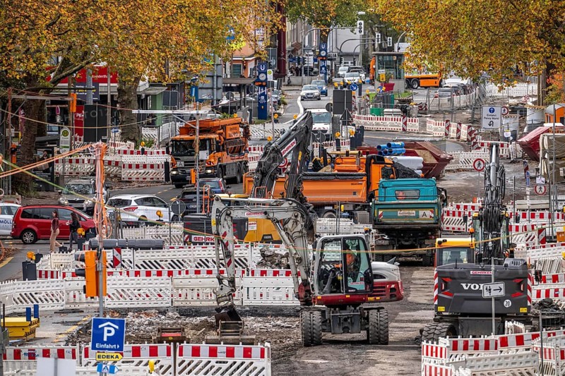 Large-scale construction site on Alleestrasse in downtown Bochum, road construction, construction of new cycle lanes, sidewalks, road surfaces, renewal of canals and water collection systems, trenches, for rainwater, greening, sustainable and modern road conversion, North Rhine-Westphalia, Germany