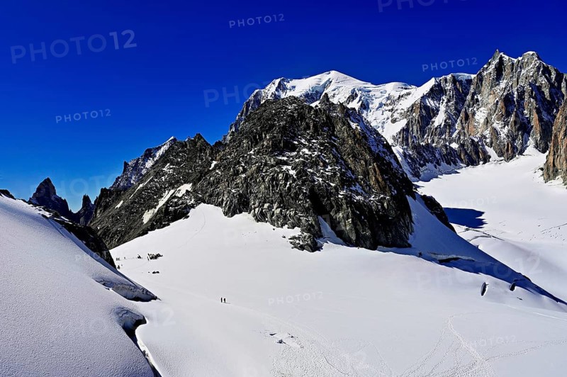 From left, the mountains l'Aiguille Noire de Peuterey, L'Aiguille Blanche de Peuterey, Mont Blanc, Mont Maudit, Pointe Helbronner viewing terrace, Chamonix-Mont-Blanc, Haute-Savoie, watershed Italy, France