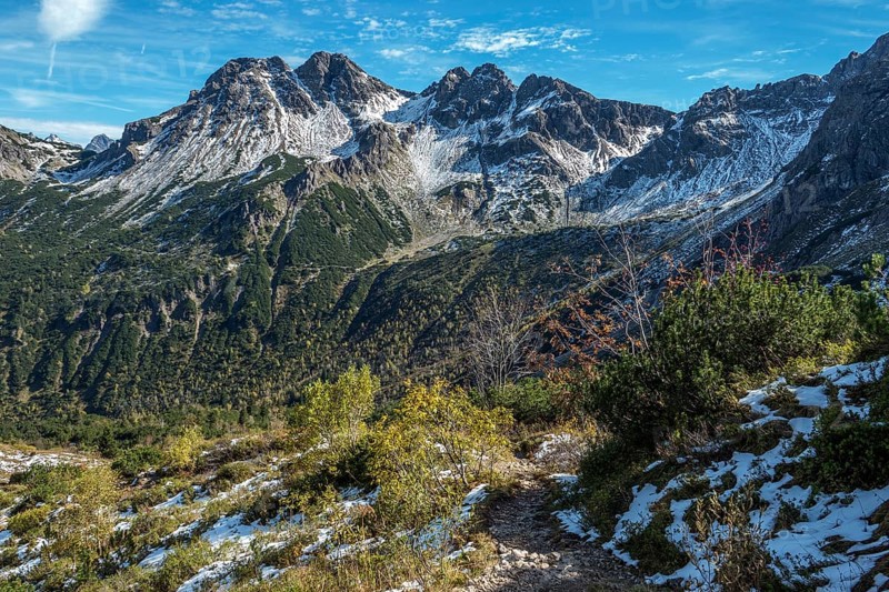 Hiking trail around the pulpit in autumn vegetation, in the back mountains of the Allgäu Alps, Allgäu, Vorarlberg, Austria