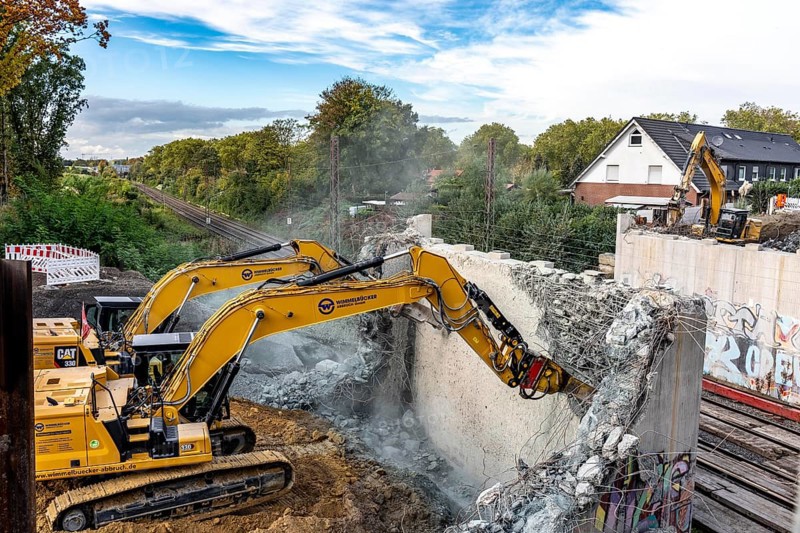 Demolition of an old road bridge, Weierstraße, then new construction of the bridge for the three-track conversion, to extend the Emmerich-Oberhausen railway line, including 47 new bridge structures being built or adapted, the old bridges being replaced by new buildings, for people and especially for freight traffic, extension of the Dutch Betuwe line from the port of Rotterdam, part of the European freight corridor Rotterdam-Genoa, 1300 km long, Oberhausen, North Rhine-Westphalia, Germany