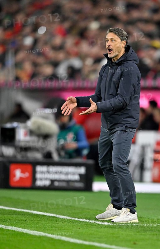 Coach Niko Kovac Borussia Dortmund BVB on the sidelines gesture gesture TV camera, German Classico, FC Bayern Munich FCB versus Borussia Dortmund BVB, Allianz Arena, Munich, Bayern, Germany