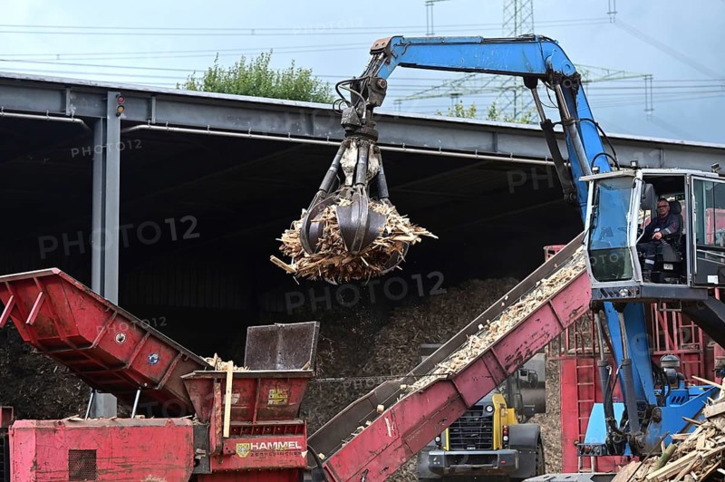 Loading crane with grab arm for loading wood waste for wood pellet production on the premises of Energie-Mann in the Westerwald. manufactured