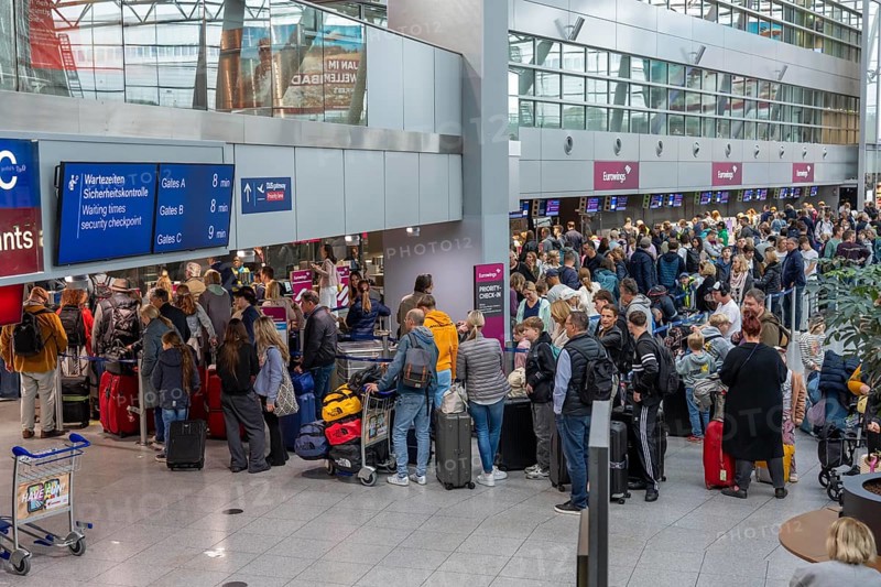 Full check-in hall, queues, Terminal B, many thousands of people take off on the first day of the North Rhine-Westphalia autumn holidays, at Düsseldorf Airport, but the waiting times were kept within limits, despite the large rush, North Rhine-Westphalia, Germany