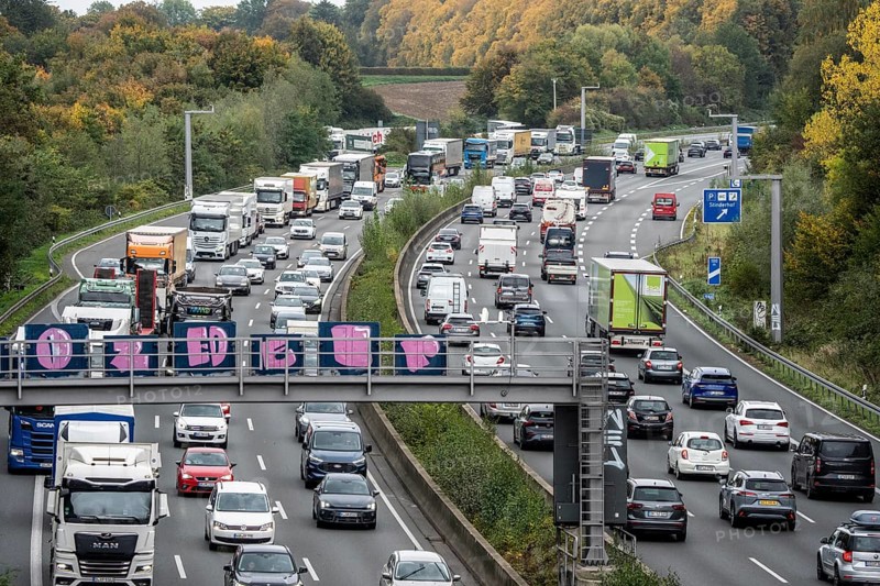 Traffic jam on the A3 motorway between the Hilden junction and the Mettmann junction, view to the north, traffic jam due to construction work, North Rhine-Westphalia, Germany