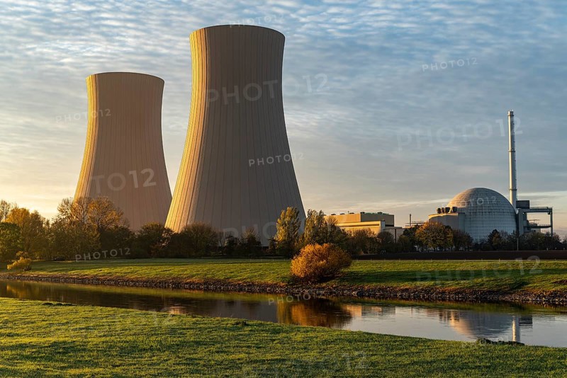 View across the Weser to the cooling towers of the Grohnde nuclear power plant in the morning light, Emmerthal, Lower Saxony, Germany