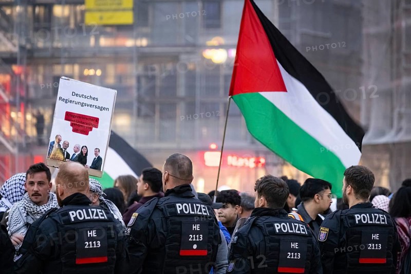 Around 1, 500 people take part in a pro-Palestine demonstration at the Hauptwache in Frankfurt am Main on 7 October 2025. The rally is accompanied by a massive police presence. Exactly two years ago, on 7 October 2023, the terrorist militia Hamas killed more than 1, 100 people in an attack on Israel. Since Israel's subsequent intervention in the Gaza Strip, there have been repeated pro-Palestinian demonstrations throughout Germany