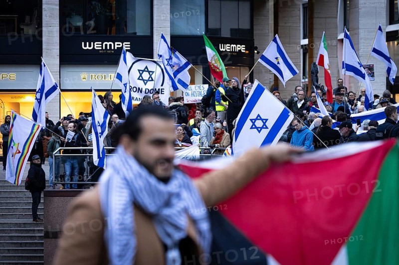 Numerous people gather for a vigil at the Hauptwache in Frankfurt am Main on the second anniversary of the Hamas attack on Israel. On 7 October 2023, the terrorist militia Hamas killed more than 1, 100 people in an attack on Israel. 48 Israeli hostages are still being held captive by Hamas, Hafenpark, Frankfurt am Main, Hesse, Germany